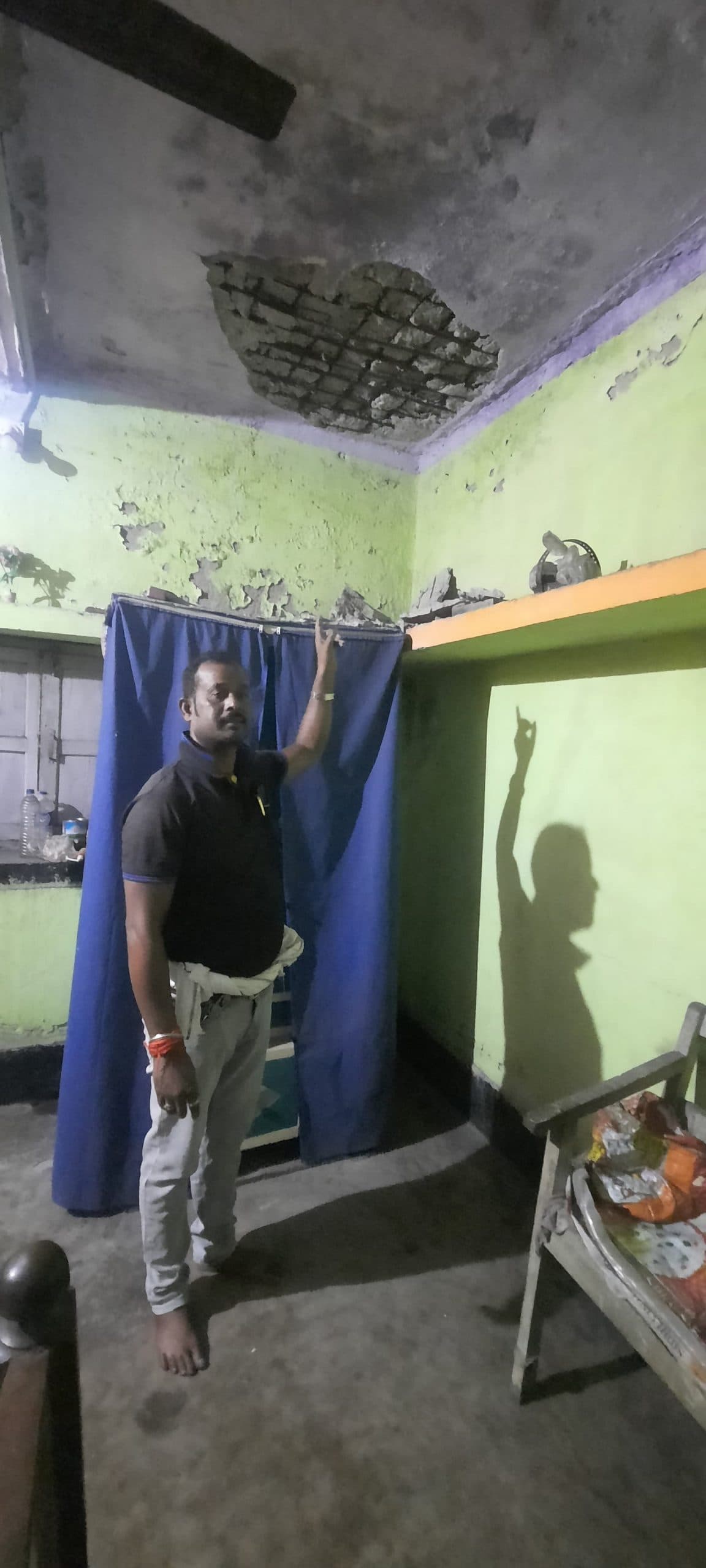 Bokaro News : ब्लास्टिंग से घर का छज्जा गिरा, बची वृद्धा