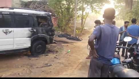 दरवाजे पर खड़ी स्कॉर्पियो वाहन पर लगी आग