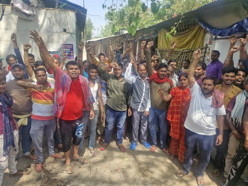 गुदड़ी हाट में दिन भर नहीं खुलीं दुकानें, सीटी मैनेजर पर फूटा दुकानकारों का गुस्सा