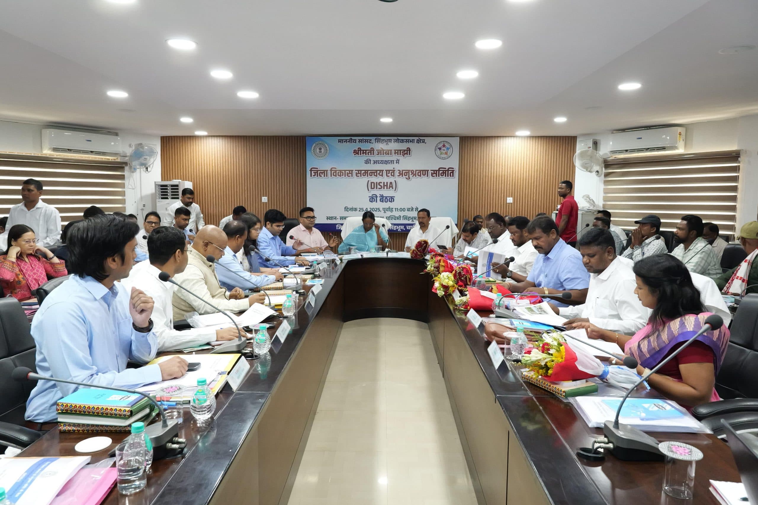 Chaibasa News : खराब चापाकल दुरुस्त करें, शत प्रतिशत घरों में नल से जल पहुंचायें : जोबा