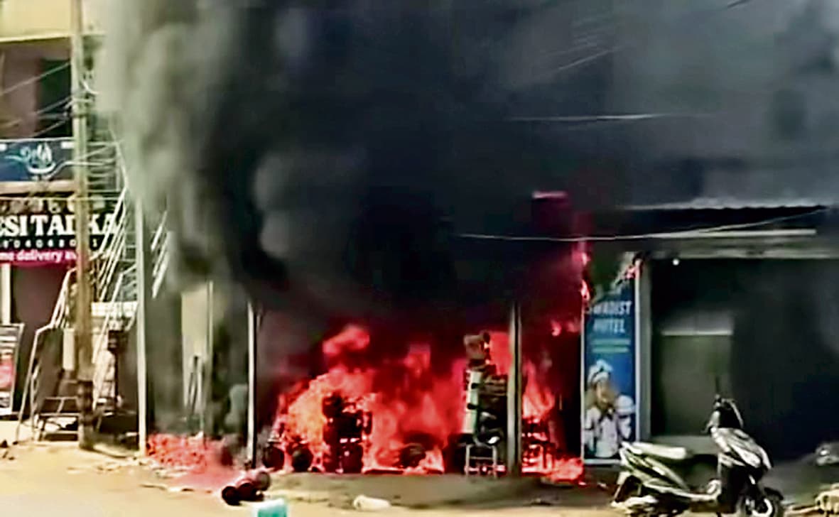 Jharsuguda News: गैस रिफिलिंग आउटलेट में लगी आग, दुकान जलकर राख