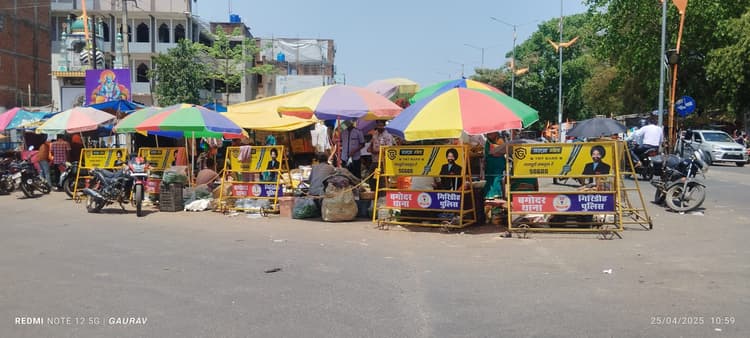 Giridih News : जाम की समस्या से निजात के लिए सड़क किनारे लगायी बैरिकेडिंग