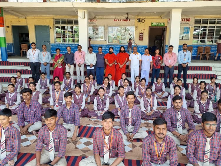 Giridih News : विद्यार्थियों को दी गयी योग के महत्व की जानकारी