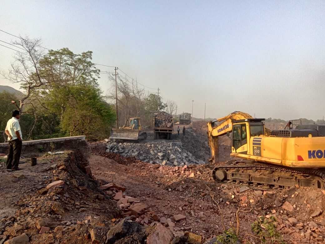 Dhanbad News: समझौते के बाद भौंरा-जहाजटांड़ मार्ग की दरार की हुई भराई