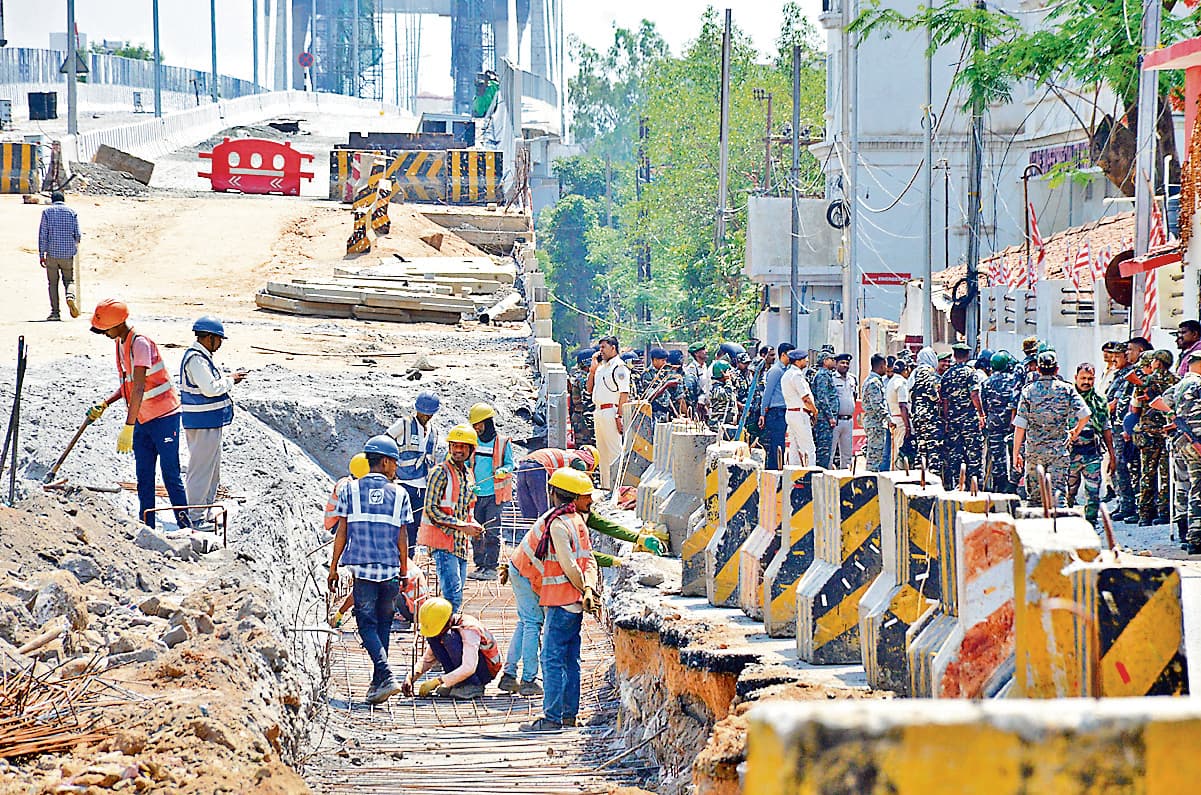 Ranchi News : सिरमटोली में कड़ी सुरक्षा में फ्लाइओवर के रैंप का निर्माण शुरू, दिन-रात चल रहा काम