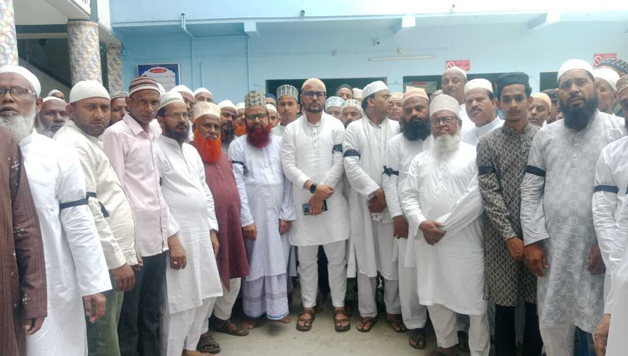 Dhanbad News: आतंक के खिलाफ सड़क पर उतरा मुस्लिम समाज, काली पट्टी लगा कर पढ़ी नमाज