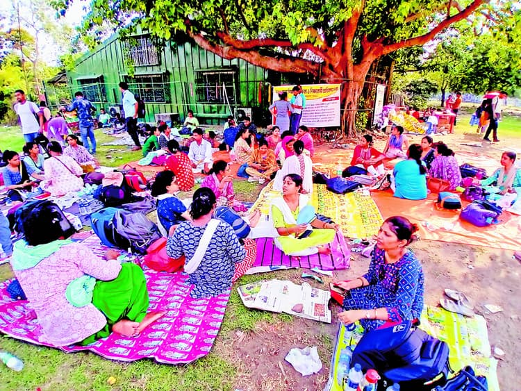 शिक्षकों ने एसएससी भवन के सामने आंदोलन किया स्थगित, शहीद मीनार के पास धरना जारी
