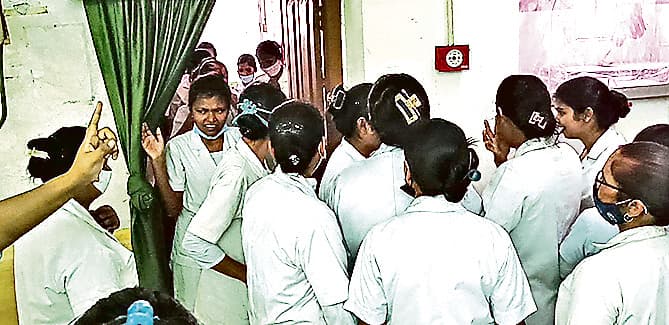 Dhanbad News : दो माह का बकाया वेतन की मांग को ले एक घंटे हड़ताल पर रहीं जीएनएम, मरीज हुए परेशान