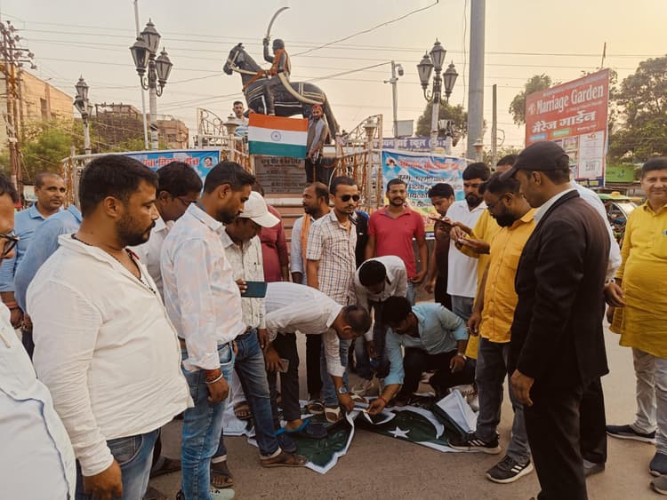 पहलगाम में पर्यटकों की निर्मम हत्या के विरोध में जलाया पाकिस्तानी झंडा