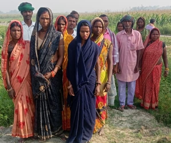 आवास योजना में सर्वेक्षण से वंचित दर्जनों महादलित परिवार ने जिलाधिकारी को दिया आवेदन