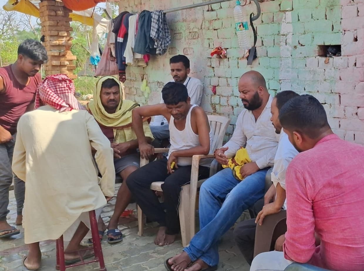 शोकाकुल परिवार से मिले समाजसेवी, दिया सांत्वना