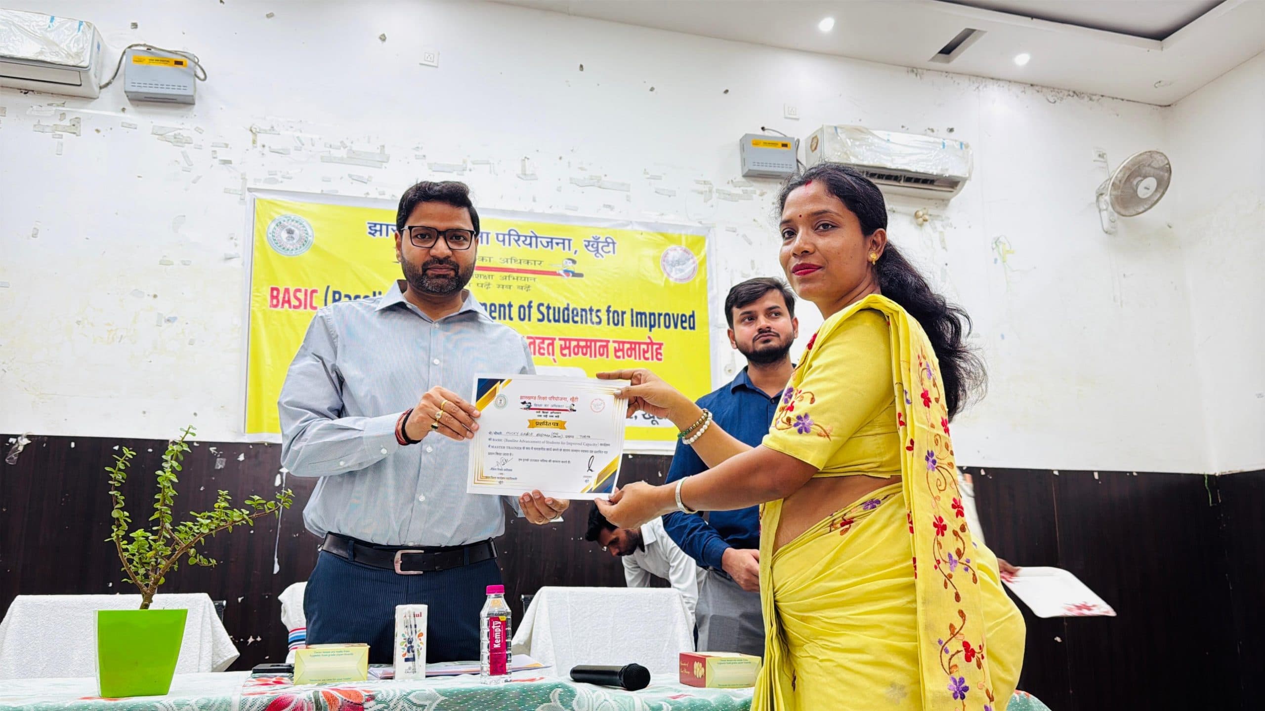 बेसिक प्रोग्राम में उत्कृष्ट कार्य करने पर शिक्षक, प्रधानाध्यापक व सीआरपी सम्मानित