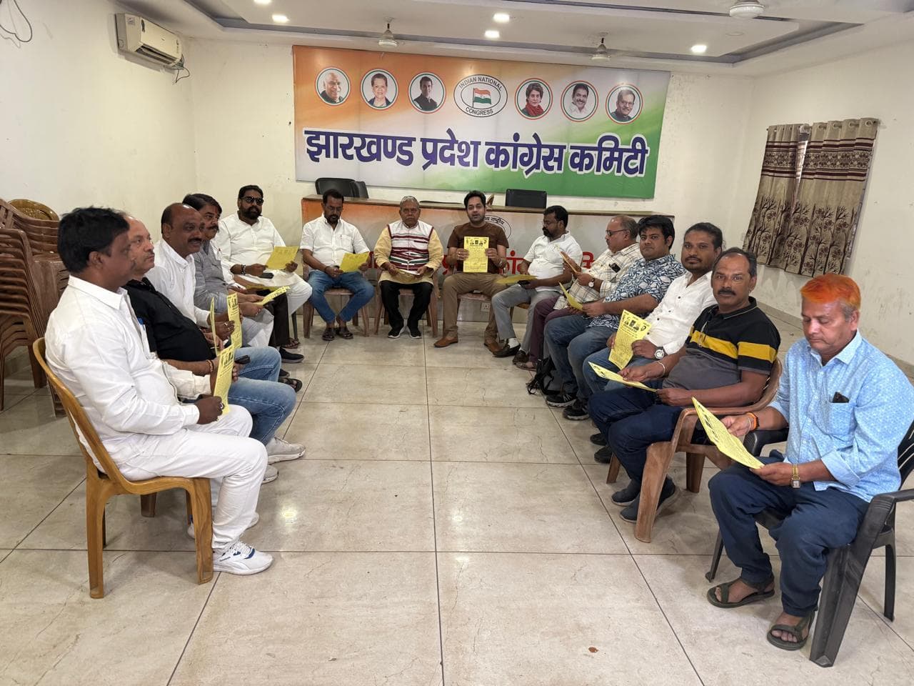 Political news : कांग्रेस की संविधान बचाओ रैली तीन को, तैयारी को लेकर बैठक