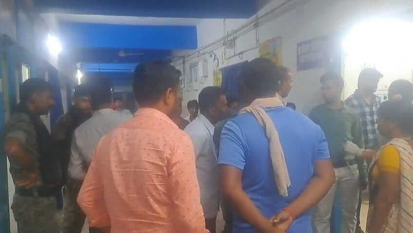 पेट दर्द व रक्त स्राव से पीड़ित महिला का घंटों नहीं हुआ इलाज, परिजनों ने किया हंगामा