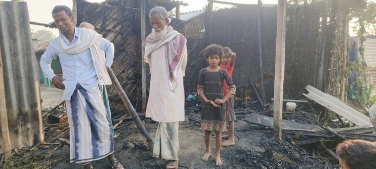 आग लगने से तीन घर जले, दो लाख से अधिक का नुकसान