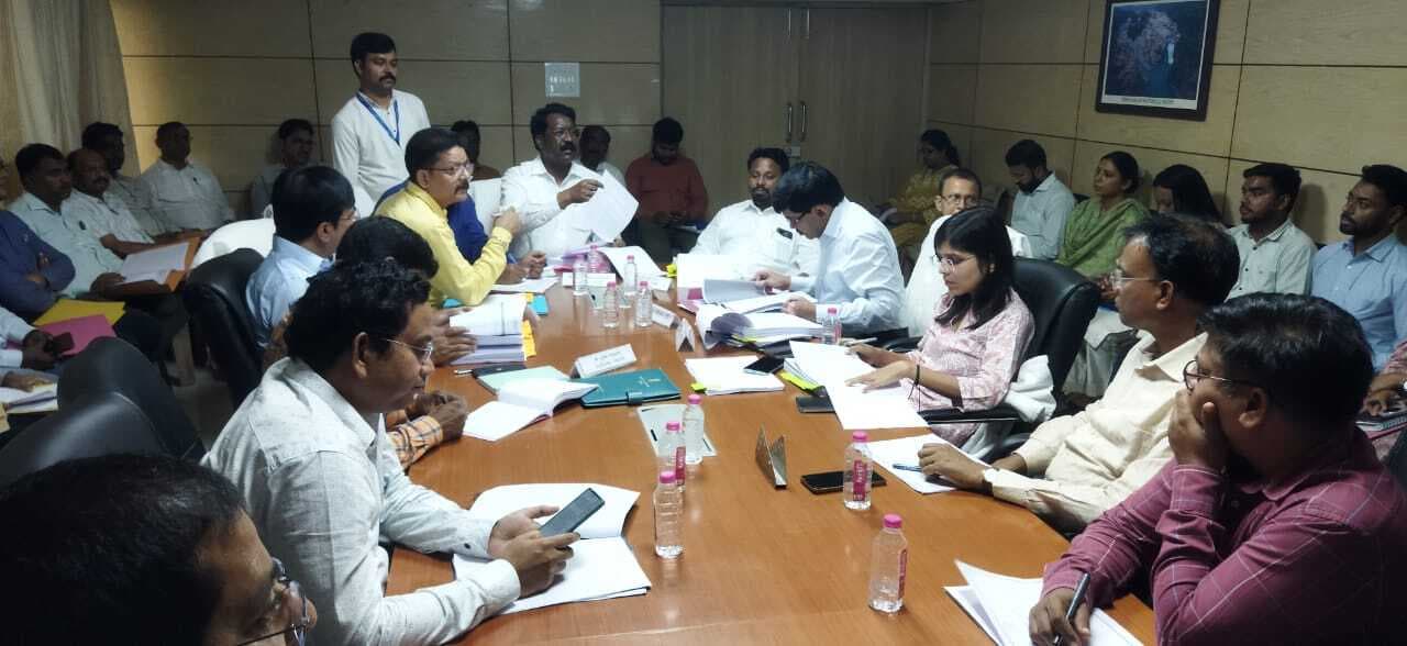 विकास योजनाओं का लिया जायजा