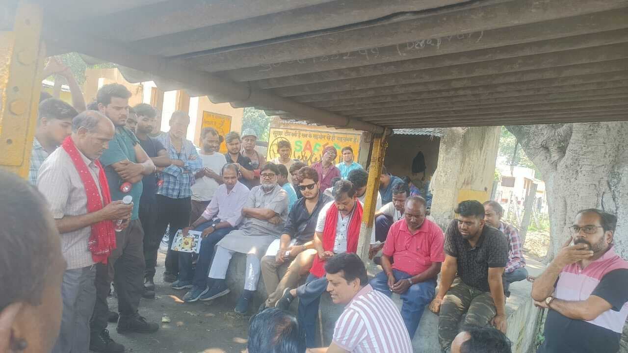 Dhanbad News : चार्जशीट व वार्निंग नोटिस के खिलाफ उत्पादन ठप