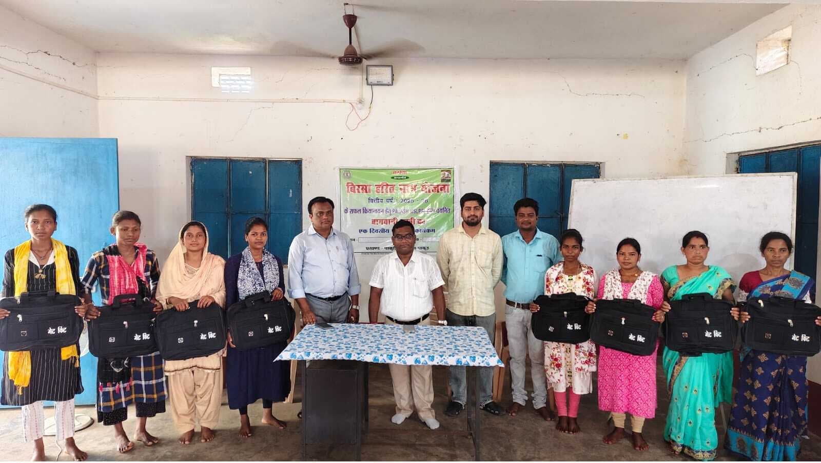 बागवानी सखियों को प्रशिक्षण के बाद मिला मेट किट