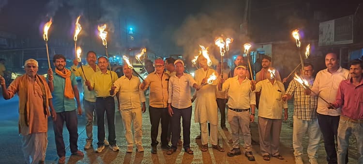 आतंकी हमले के विरोध में निकाला मशाल जुलूस, पाकिस्तान मुर्दाबाद के लगाये नारे