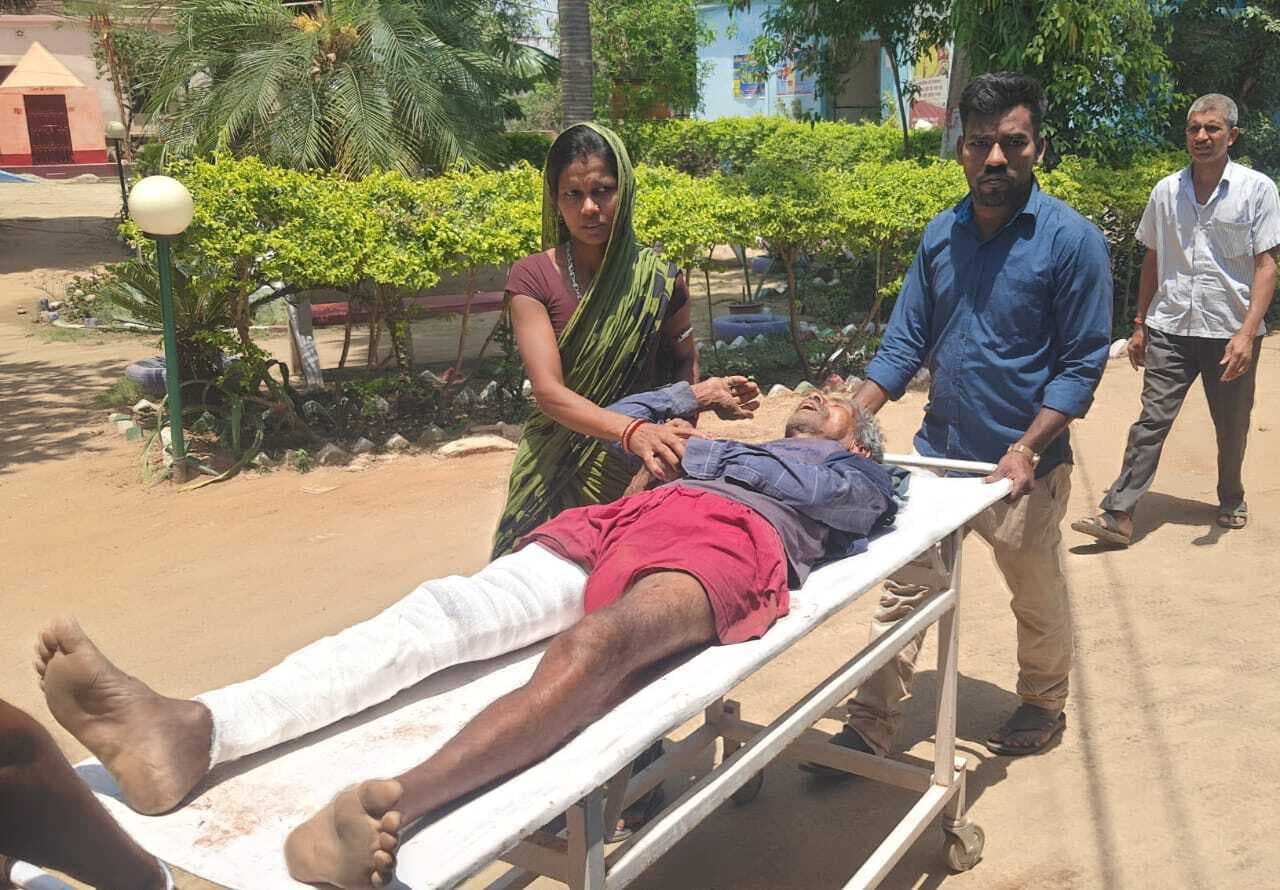 स्कूल वैन की टक्कर से बाइक चालक का टूटा पैर, देवघर रेफर