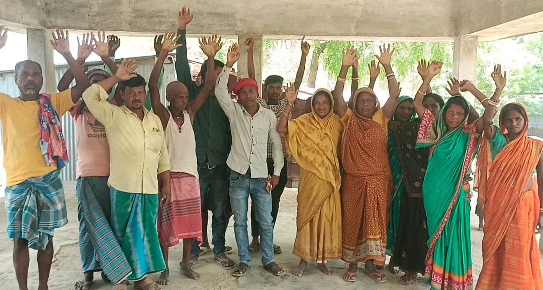 जर्जर हवामहल की मरम्मत की मांग को लेकर ग्रामीणों ने जताया आक्रोश