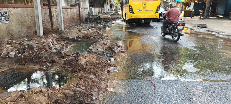 पाइपलाइन में लीकेज के चलते जगह-जगह बर्बाद हो रहा पानी