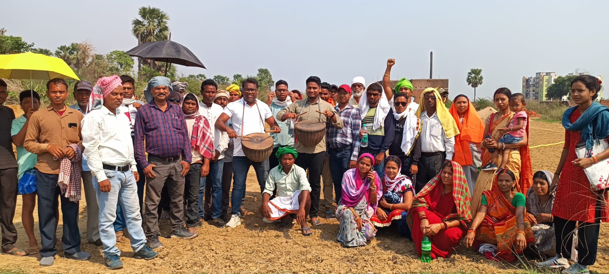 Dhanbad News : जबरन भूमि कब्जा के खिलाफ ग्रामीण एकजुट, रास्ता में बनायी दीवार तोड़ी