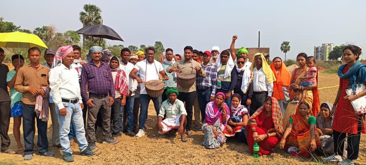 Dhanbad News : जबरन भूमि कब्जा के खिलाफ ग्रामीण एकजुट, रास्ता में बनायी दीवार तोड़ी