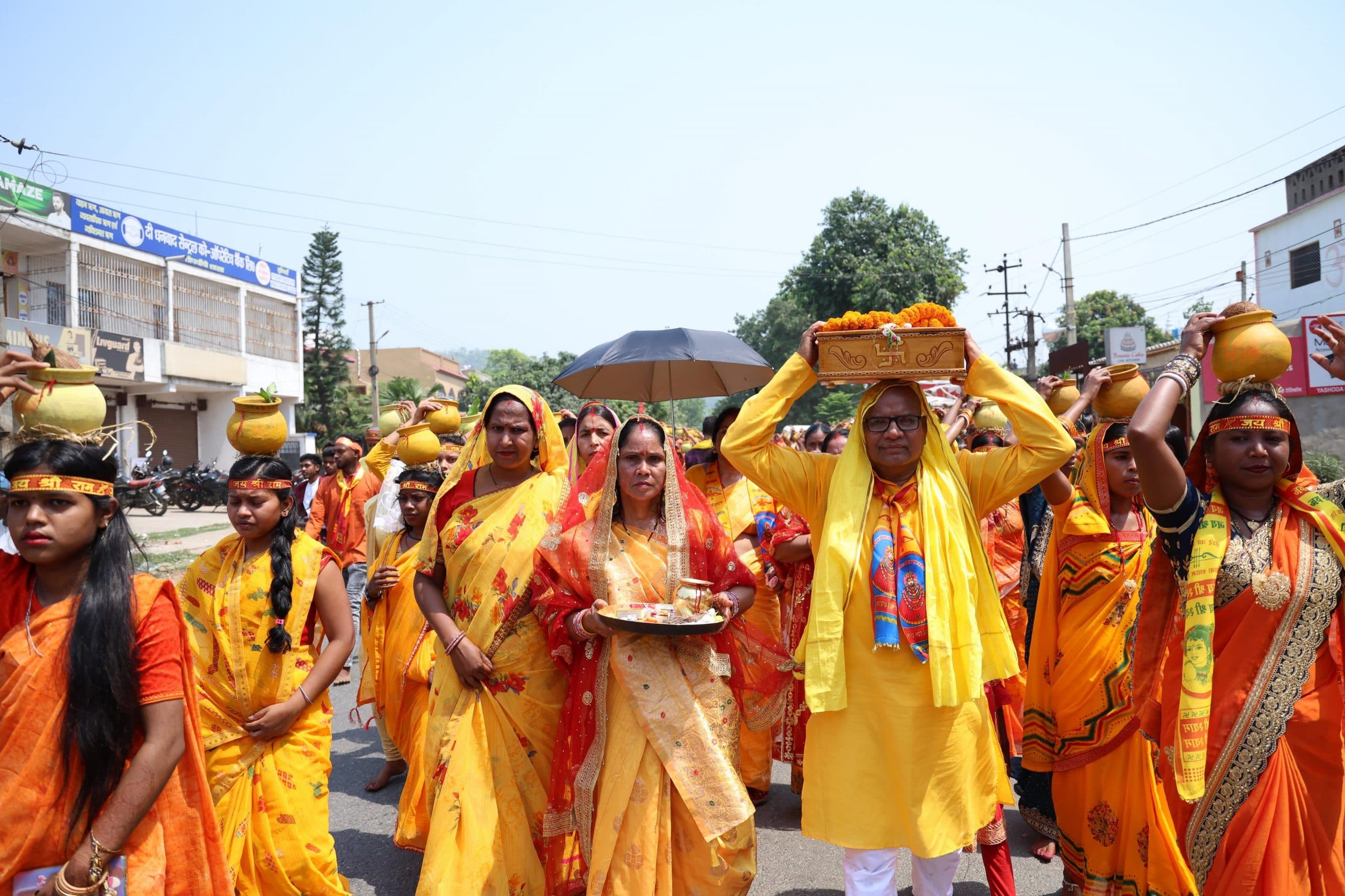 Dhanbad News : लक्ष्मी नारायण महायज्ञ को लेकर निकली कलश यात्रा