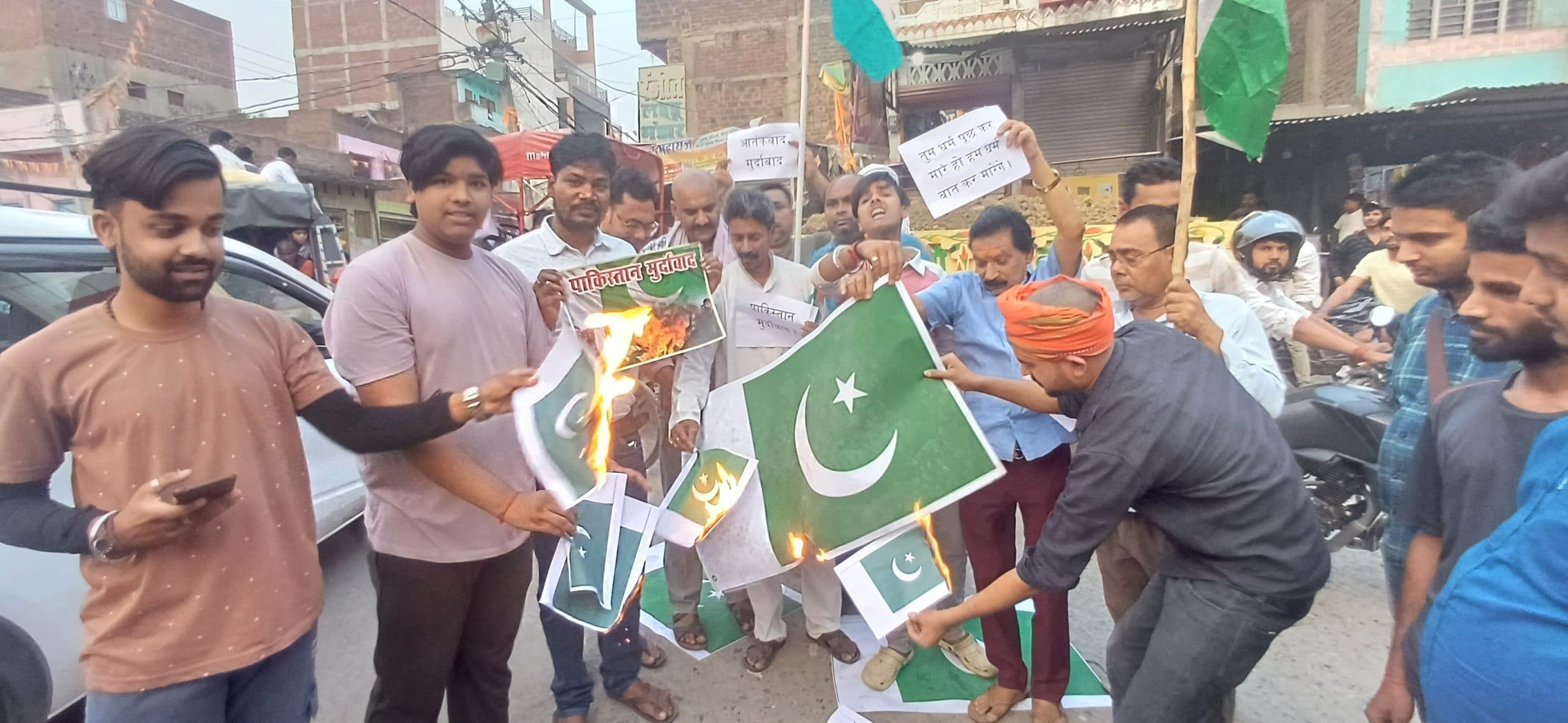 गुरारू में पाकिस्तान के झंडे को फूंक जताया आक्रोश