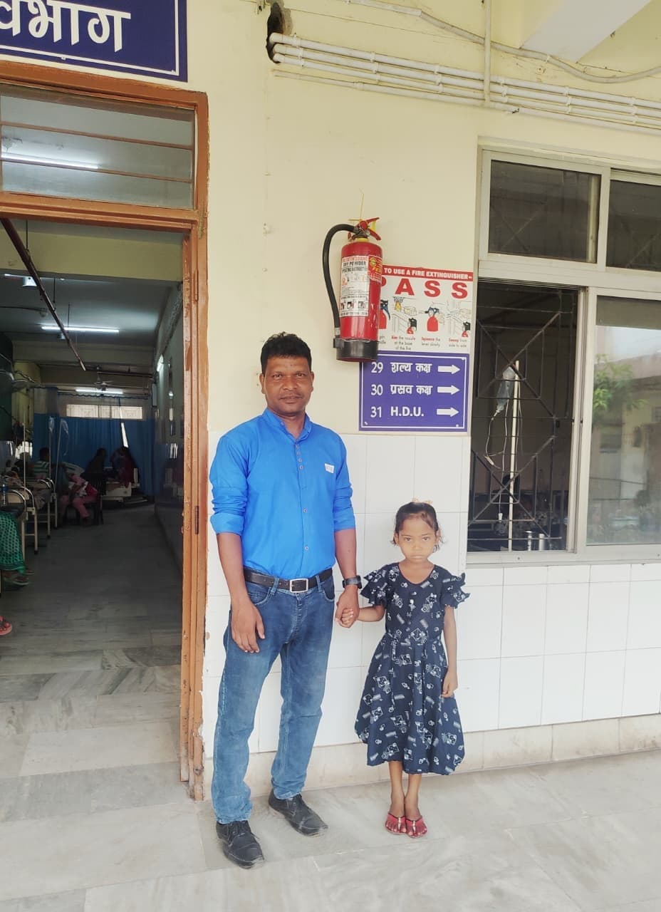 Jamshedpur news. राजेश मार्डी ने थैलेसीमिया पीड़ित बच्ची को लिया गोद