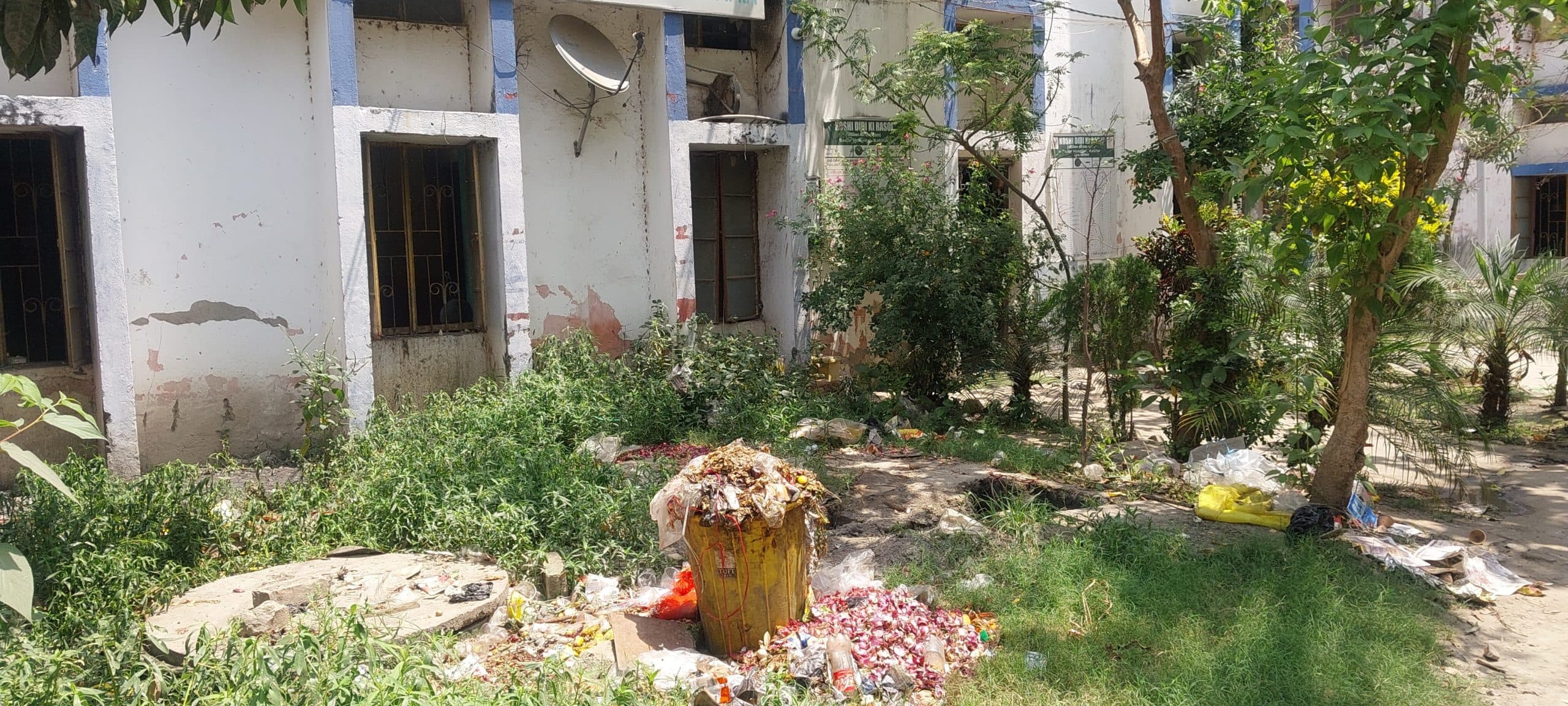 सदर अस्पताल में जीविका के रसोई के निकट कचरे का नहीं हो रहा उठाव