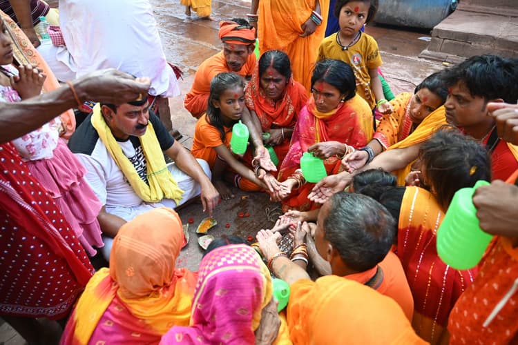 Deoghar news : मंदिर में कम रही भीड़, करीब 25 हजार श्रद्धालुओं ने किया जलार्पण