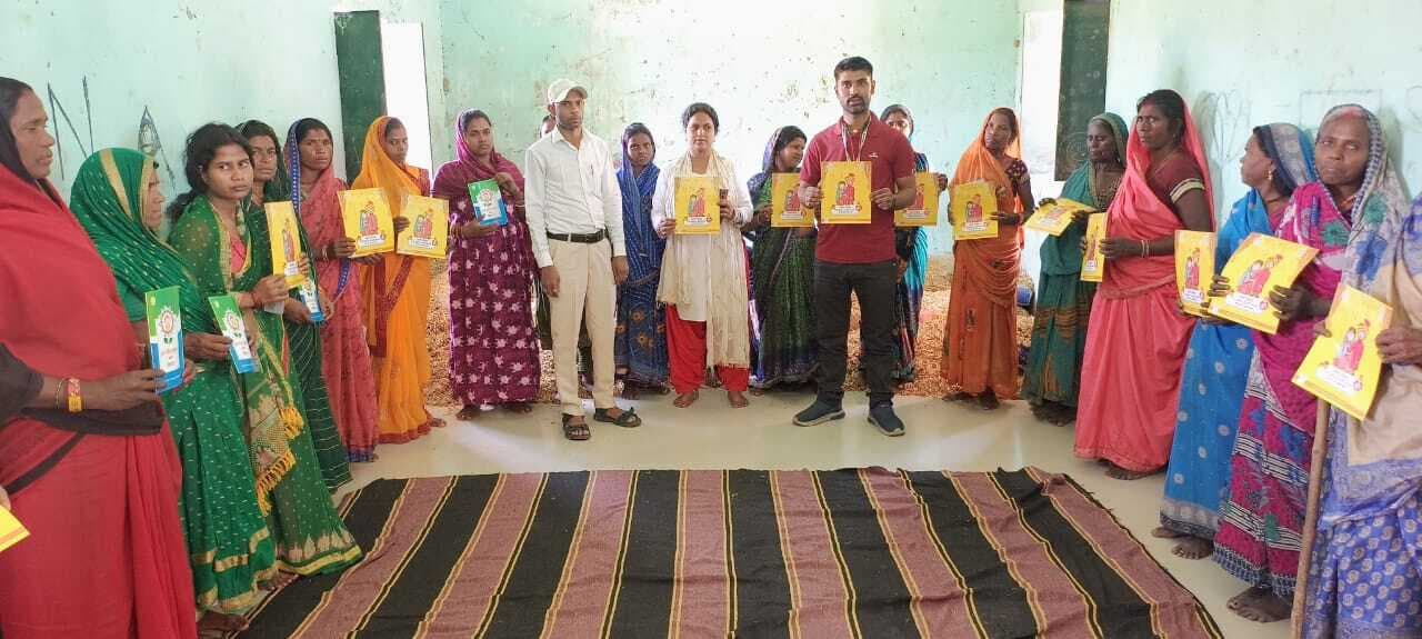 महिलाओं को सरकार की योजनाओं की दी गयी जानकारी