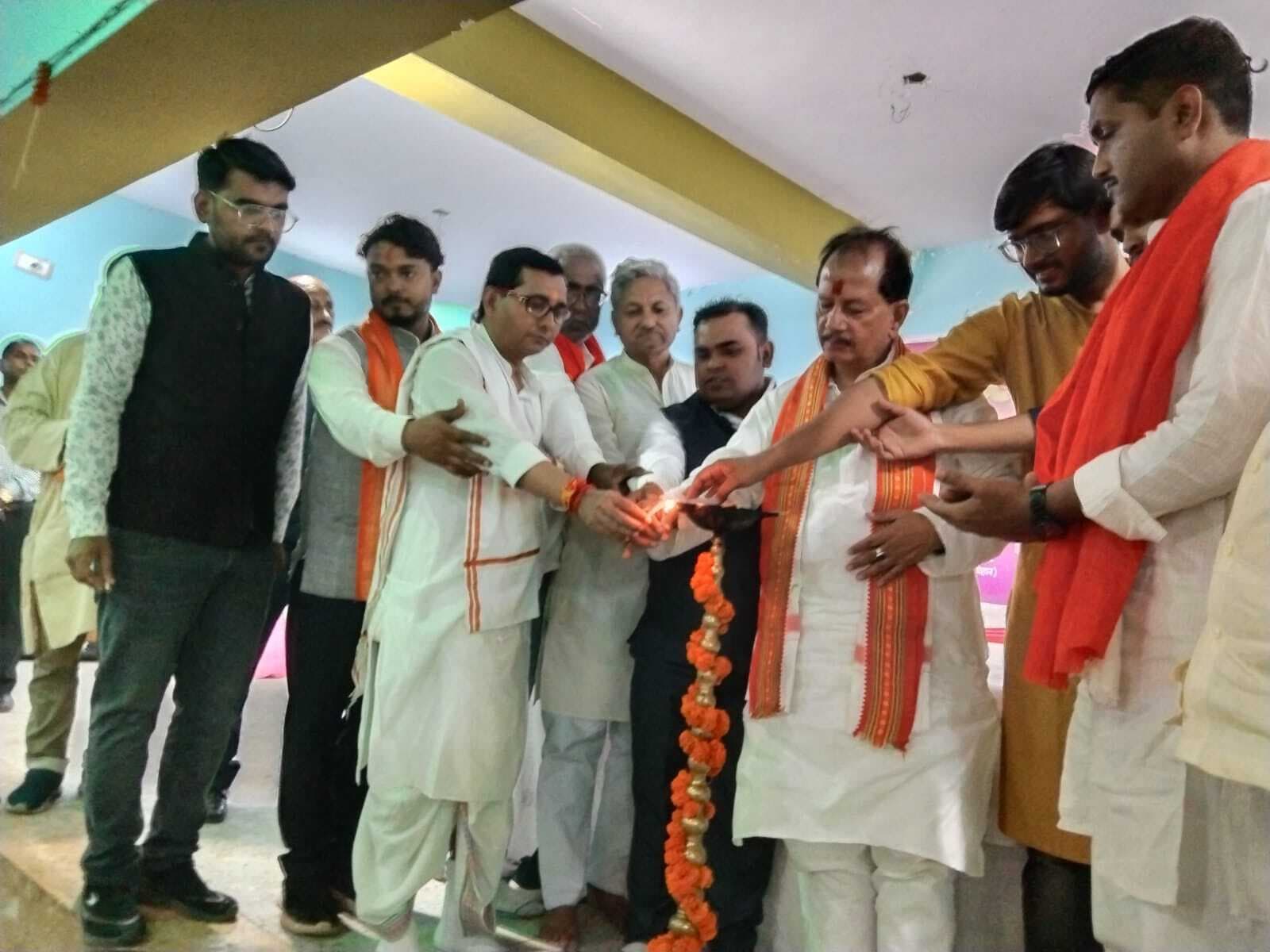 आओ घर चलो, क्या है बाजार में, जो भी कहना कहो अपने परिवार में