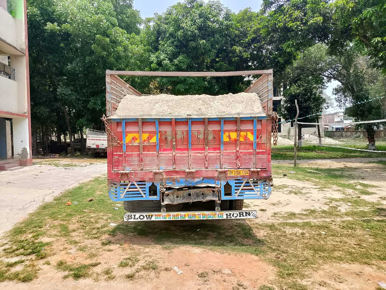 बालू लदा ओवर लोड ट्रक जब्त, चालक फरार