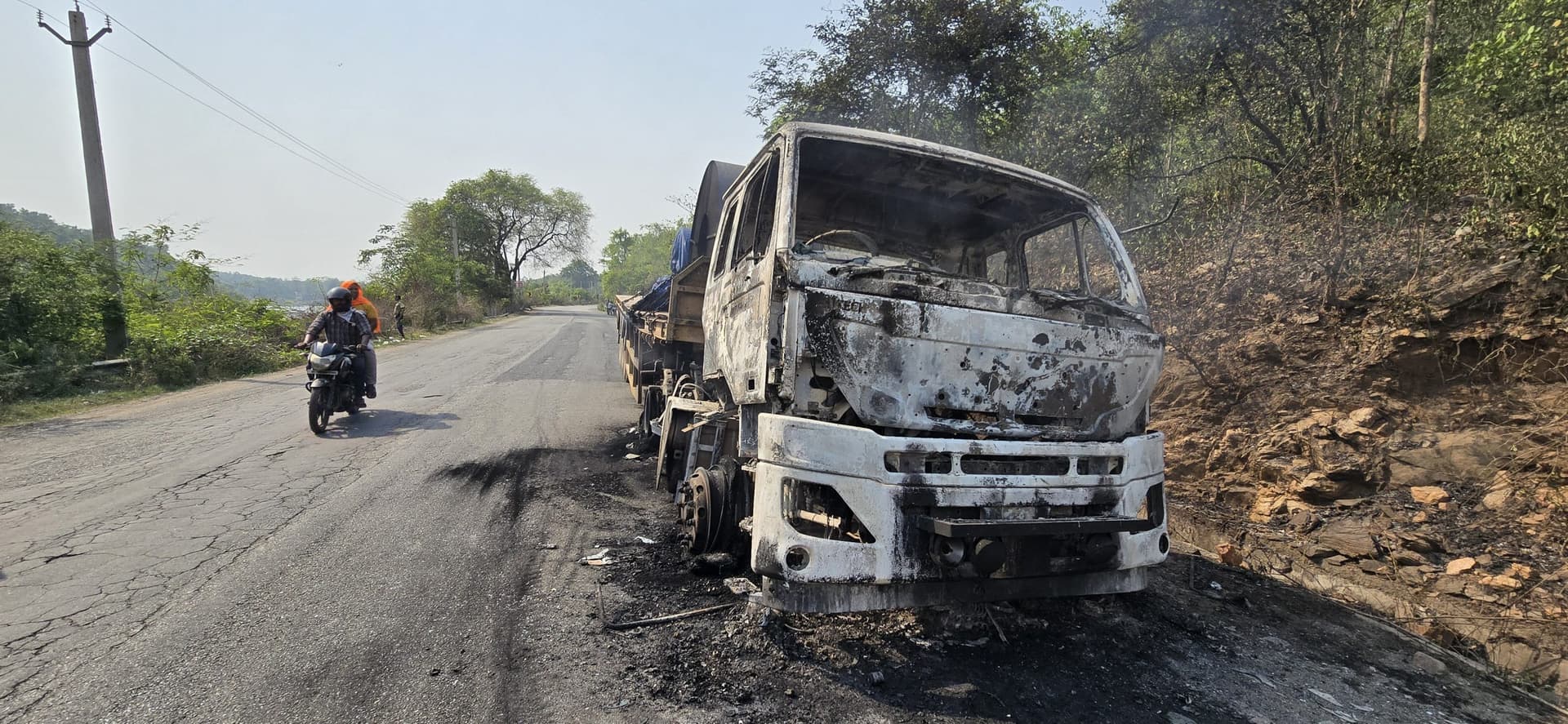Jamshedpur news. डोबो : चलते ट्रेलर में लगी आग, जल कर राख