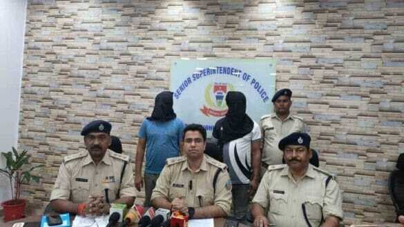 Jamshedpur news. सीतारामडेरा : फर्नीचर दुकान में फायरिंग में दो युवक गिरफ्तार, पिस्तौल बरामद