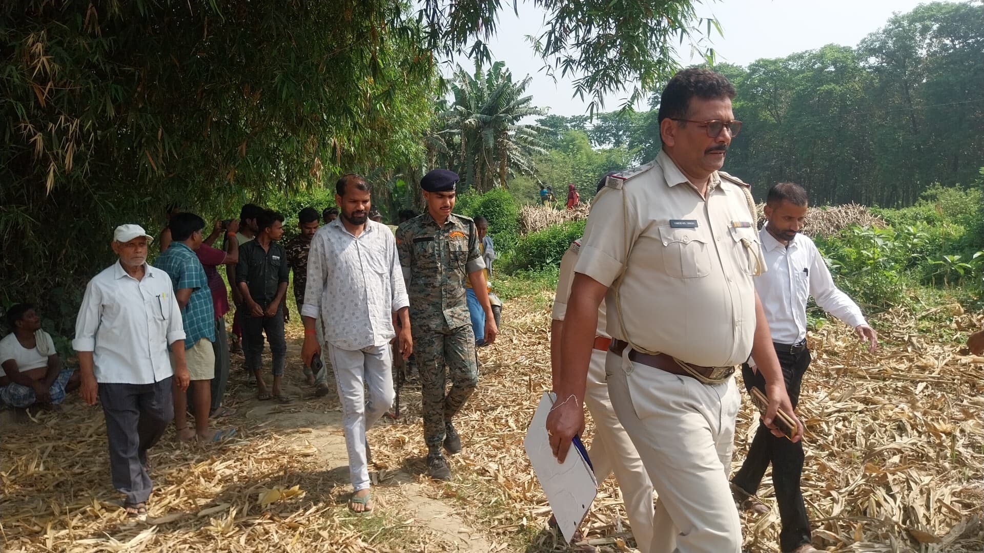 पेड़ से लटका मिला लापता युवक का शव, पिता ने पड़ोसी पर लगाया हत्या का आरोप