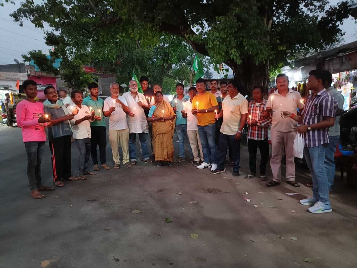 Jamshedpur news. सुंदरनगर में झामुमो ने आतंकी हमले में मारे गये लोगों को श्रद्धांजलि दी