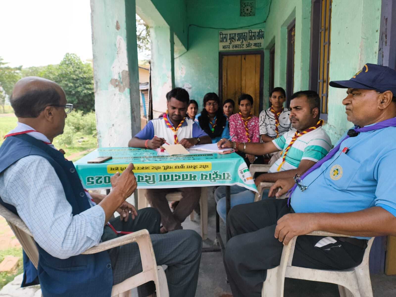स्काउट गाइड के प्रशिक्षकों की मासिक बैठक