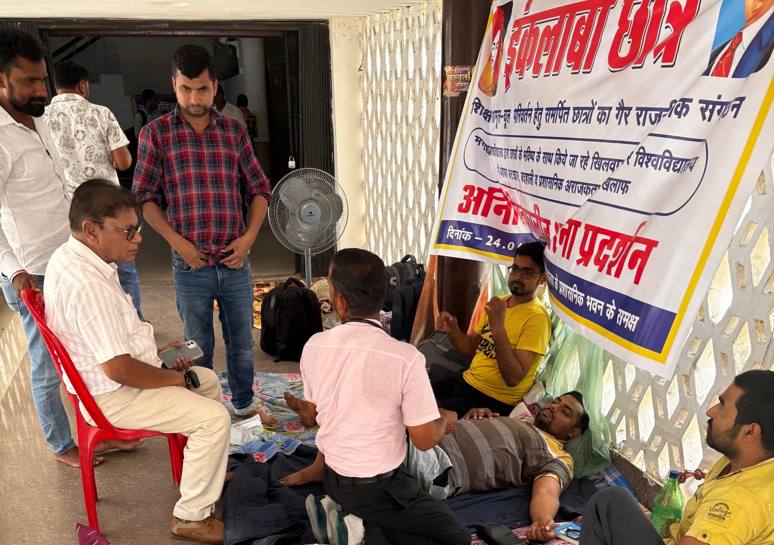 धरने पर बैठे छात्रों की एमयू के पदाधिकारियों से हुई वार्ता, पर बात नहीं बनी