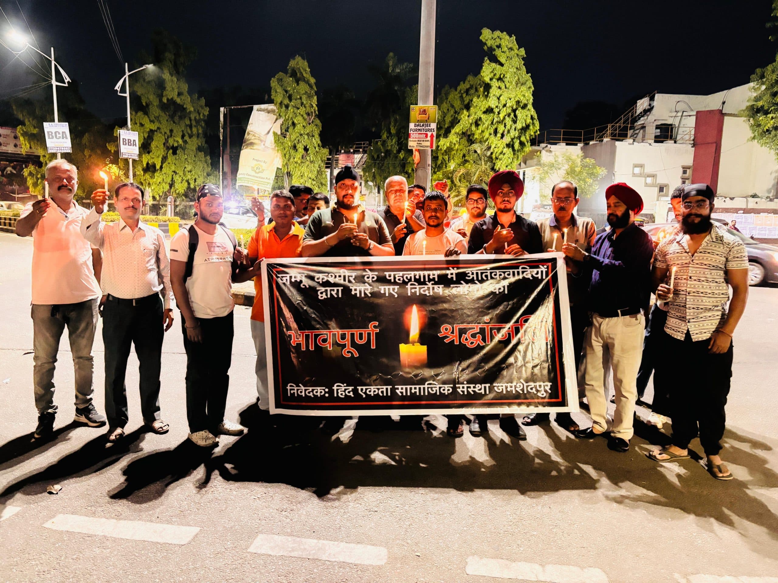 Jamshedpur news. हिंद एकता सामाजिक संस्था ने शहीदों की याद में निकाला कैंडल मार्च