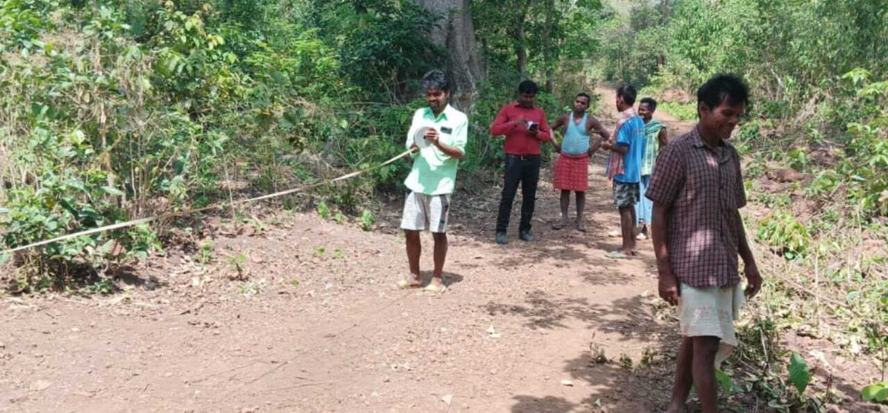 जेइ ने फुटबॉल मैदान व चबूतरा के लिए करायी स्थल की मापी