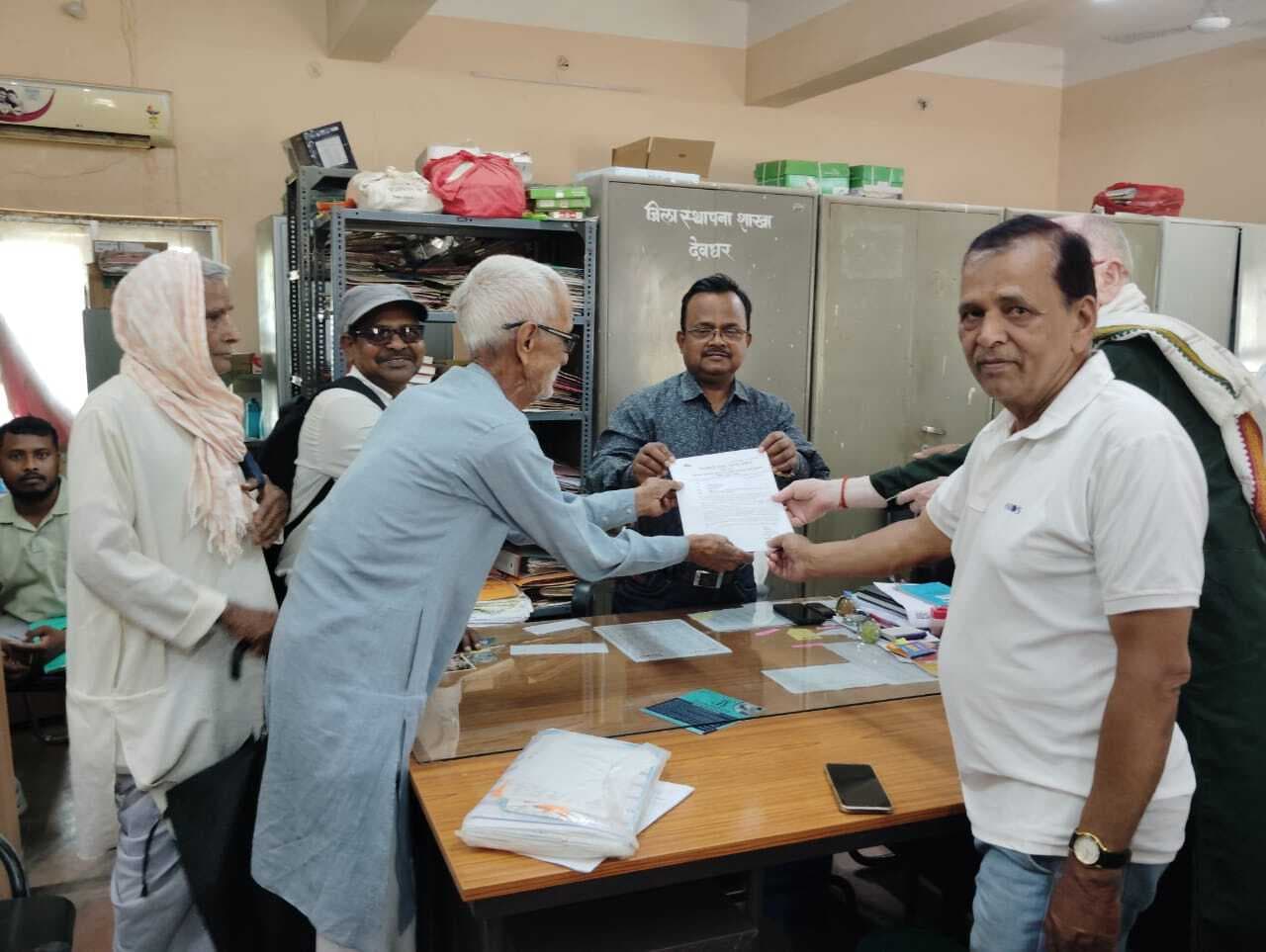 Deoghar news : पेंशनर समाज ने मांगों के समर्थन में डीसी को सौंपा ज्ञापन
