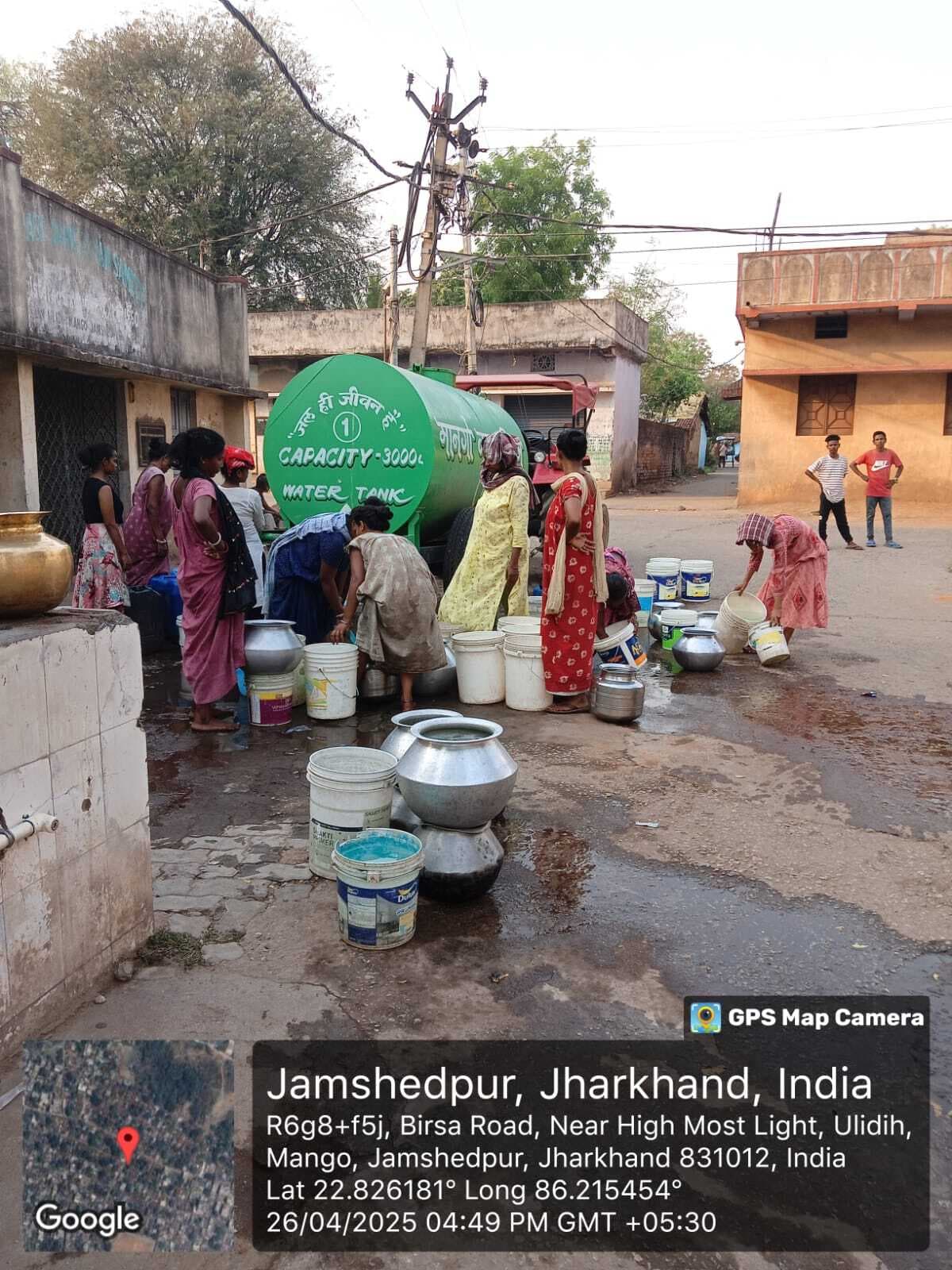 मानगो में पानी के लिए मचा हाहाकार,  20 जगहों पर टैंकर से सप्लाई