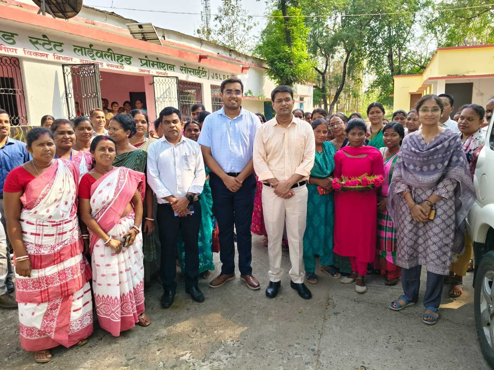 East Singhbhum News : सामुदायिक केंद्र को टाउनशिप के लोगों को जल्द सौंपा जायेगा : डीसी