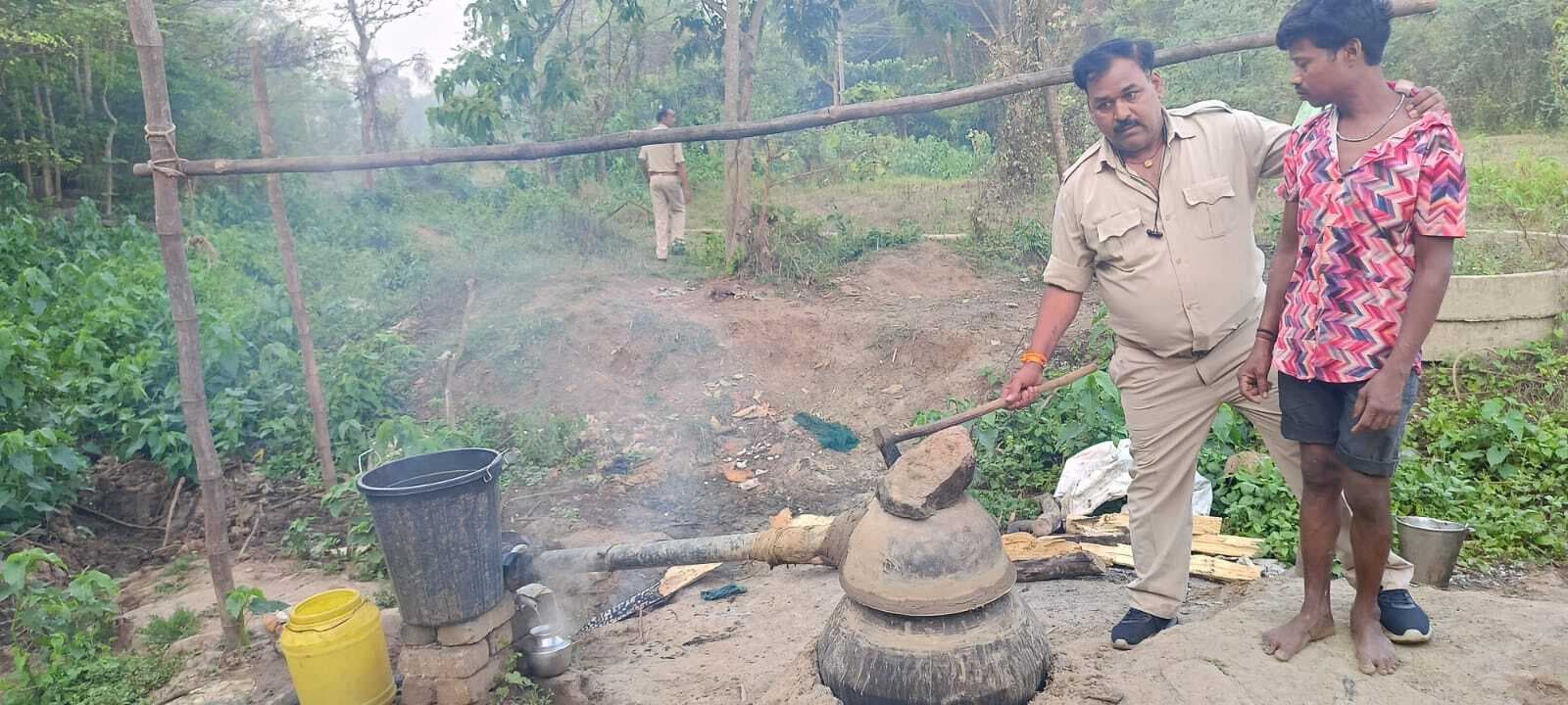 Chaibasa News : जगन्नाथपुर में शराब की तीन भट्ठियां ध्वस्त, एक संचालक गिरफ्तार