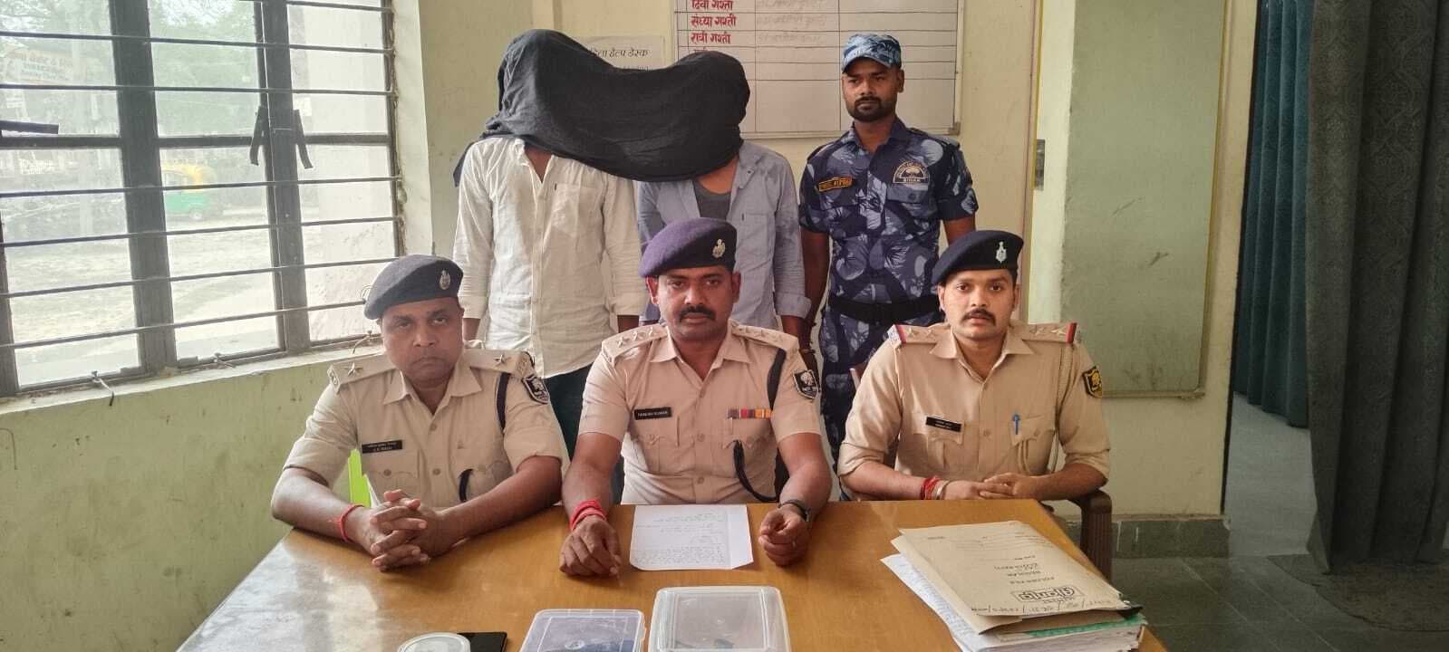 Motihari: बरात के दौरान हर्ष फायरिंग, दो हथियारबंद युवक गिरफ्तार