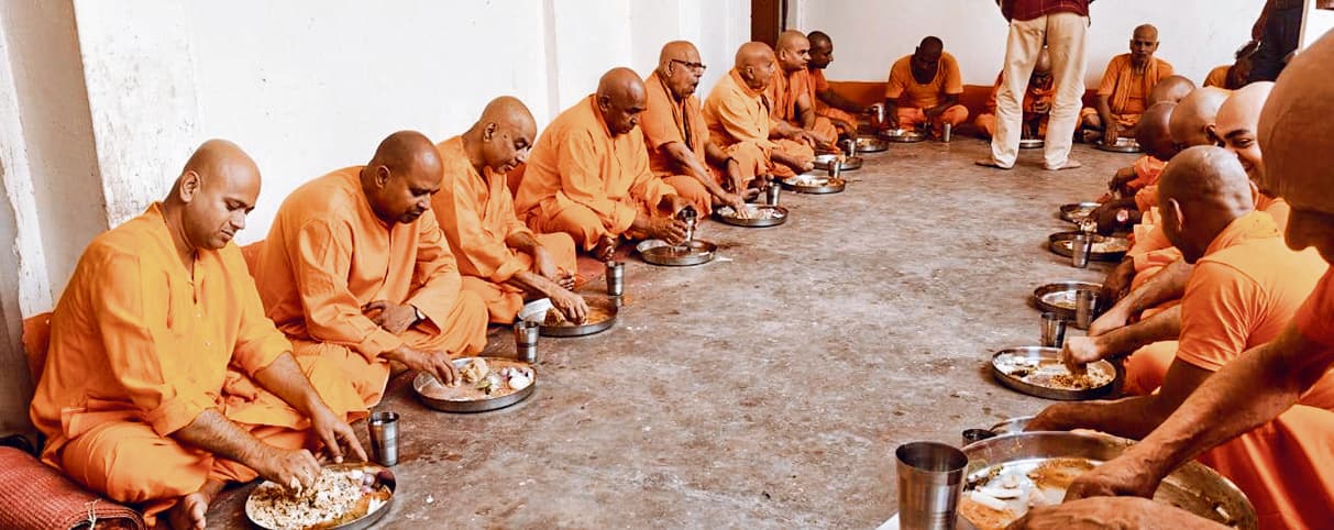 Saran News : सत्तू भंडारा में संतों व श्रद्धालुओं की जुटी भीड़